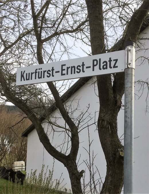 Strassenschild Kurfürst-Ernst-Platz.jpg
