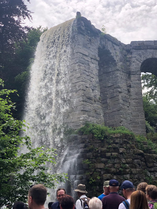 Aquädukt mit Wasserfall.jpg