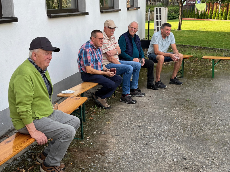 Beobachter an der Feuerschale.jpg