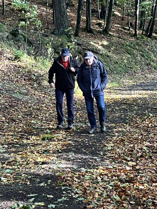 Wanderer Arno von Bischopink und Josef Gieß auf dem B2 bei Bödefeld.jpg
