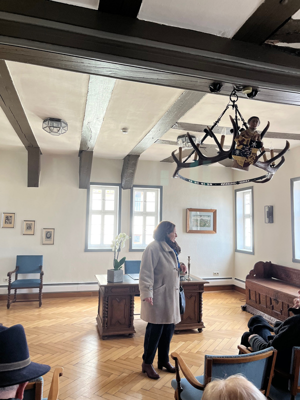 Trauzimmer Frankenberg mit Frau Fischer Stadtf&uuml;hrerin.jpg