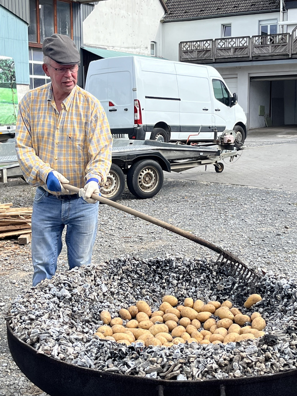 Christian an der Kartoffelschale.jpg