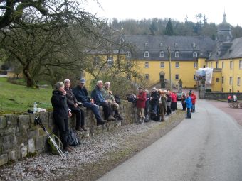 Wanderpause am Schloss Melschede