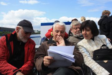 Kulturhistorische Wanderung mit Wolfgang Winter (Bildmitte)