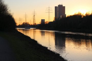 Wandern am Kanal entlang