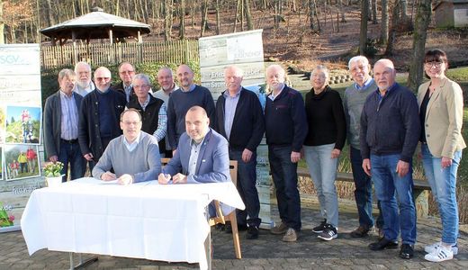 SGV-Präsident Thomas Gemke und Arnsberg Bürgermeister Ralf Paul Bittner (beide sitzend) bei der Unterzeichnung der Kooperationsvereinbarung zum 70. SGV-Gebirgsfest - Foto: SGV-Marketing, Arnsberg
