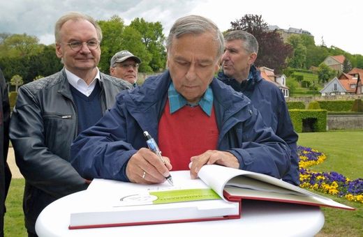 Dr. Hans-Ulrich Rauchfuß, Präsident des Deutschen Wanderverbandes, beim Eintrag in das Ehrenbuch der Stadt Blankenburg. Foto: J. Kuhr/DWV