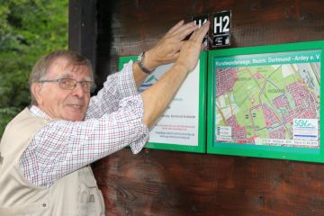 Jürgen Erdmann stellt die neue Wandertafel vor