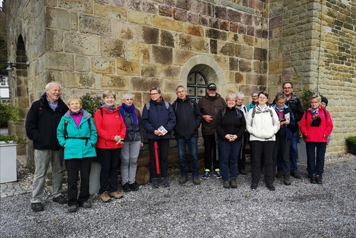 Wandergruppe Abt. Höchsten vor der Dorfkirche Bausenhagen