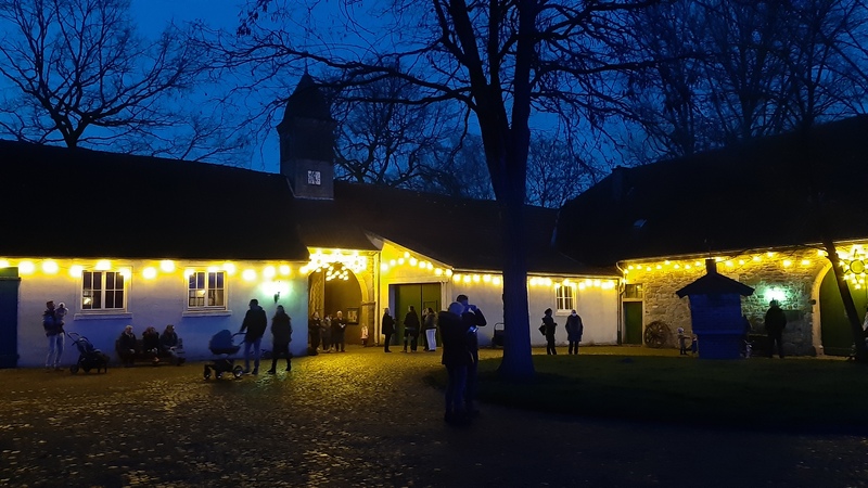 Haus Dellwig weihnachtlich geschmückt - Der SGV wünscht eine besinnliche Weihnachtszeit.