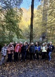 23.10.24 Eine fröhlich Wandergruppe auf dem Weg zum Skulpturenpark Waldfrieden