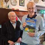 12.03.26 Erwin bedankt sich bei Karl-Heinz mit einem Geschenk für seinen unermüdlichen Einsatz