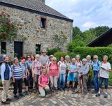 30.05.26 Die ganze Wandergruppe vor der Wasserburg in Ratingen
