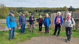 16.10.Wandergruppe vor Herbstwald 