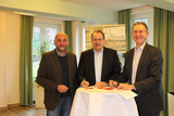 Unterzeichnung Kooperationsvereinbarung: v.l. Christian Schmidt, Thomas Gemke, Wolfgang Büttner (DJH)