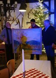 Bild 11 Harald überreicht ein Gemälde von Oskar Escherich. Es wird im Forsthaus einen Ehrenplatz erhalten.