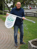 02 ... das Anbringen des neuen SGV-Wappens ist natürlich Chefsache!
