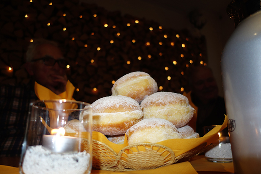 07.01.2020: Tradition ist das jährliche Punschballenessen in Gelzhäusers Scheune.