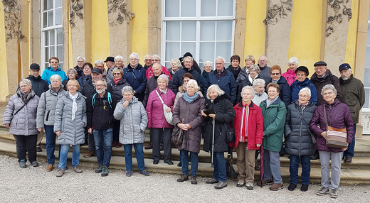 25.11.2019: Die Meinerzhagener SGV-er während der Adventsfahrt 2019 vor dem Schloss Sanssouci.