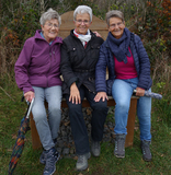02.11.2021: Drei gut gestimmte Wanderinnen während der Rast bei Dannenberg auf dem Weg zur Wupperquelle.