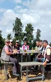 26.07.2022: An diesem Dienstag gingen die SGV-Wanderer aus Meinerzhagen bei einer Rucksack-Wanderung rund um die Nordhelle. Wanderführerin Birgit mit einem Teil ihrer Gruppe während der Rast an der «Spinne».