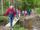 10.06.2025 Mutige Wanderer beim Überqueren eines gefährlichen Gebirgsbaches