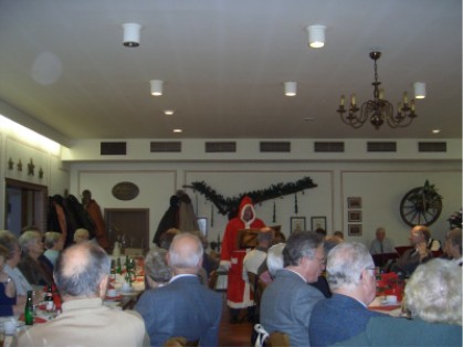 zur Adventsfeier kommt regelmäßig der Nikolaus